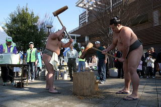 回し姿で餅つき