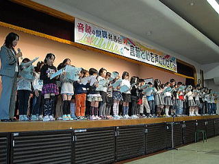 小学生の発表の写真