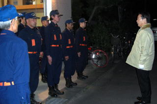 井崎市長が消防団を激励している写真