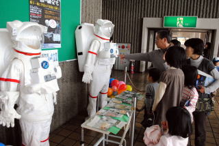 宇宙服や宇宙食も展示