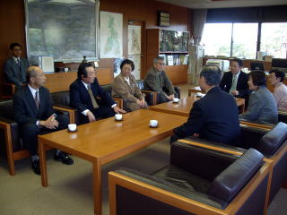市長室で井崎市長と歓談