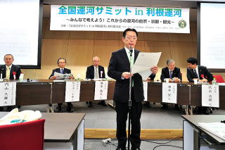 井崎市長が共同宣言を読み上げている写真