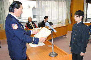 少しの油断に気を付けてほしいと訴える作品で受賞した田辺くんの表彰式の写真