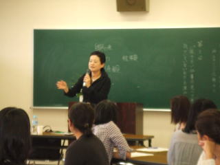岡先生の講義の写真
