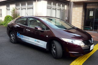 水素で走る燃料電池自動車の写真