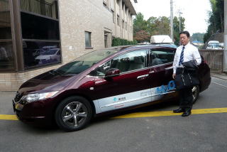 井崎市長と燃料電池自動車の写真