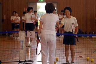 笑顔で握手をする練習も