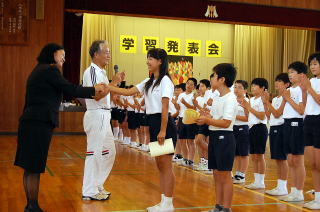 終了証を渡し握手をする野崎校長