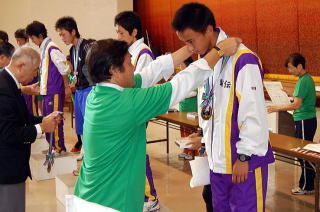 鈴木教育長からメダルを授与