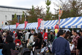 多くの人でにぎわう市民祭りの写真