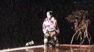 雨の降りしきる中で