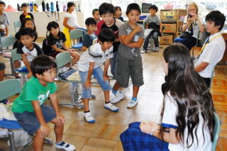 みんな興味津々で質問攻め