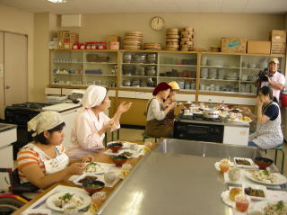 大勢で試食の様子の写真