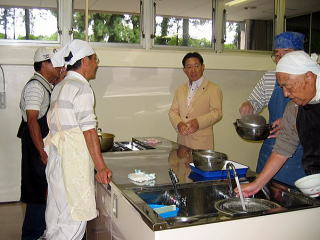 井崎市長も見学の様子の写真