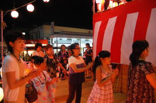 やぐらの上での踊りの写真