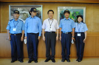 左から根田隊長、佐久間隊員、井崎市長、鈴木隊員、加藤隊員の写真