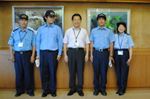 左から根田隊長、佐久間隊員、井崎市長、鈴木隊員、加藤隊員の写真