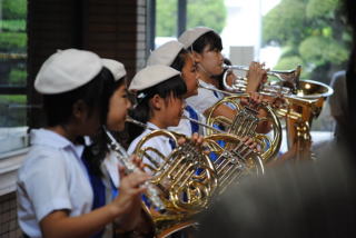 鰭ヶ崎小学校の6年生「カントリーロード」の演奏の様子の写真