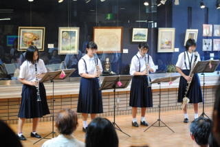 常盤松中学校「アイネ・クライネ・ナハト・ムジーク」の演奏の様子の写真
