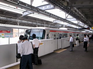 流山セントラルパーク駅の朝の通勤風景