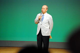 笑いと健康について語る澤田会長の写真