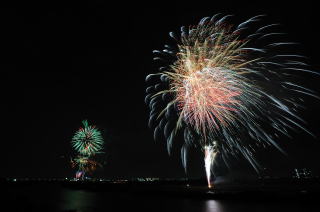 同時に2か所の花火が夜空を飾る写真