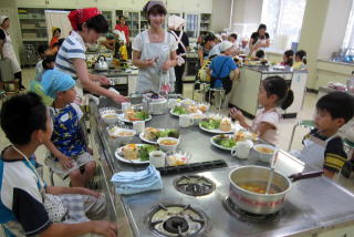 36人が料理に挑戦している様子の写真