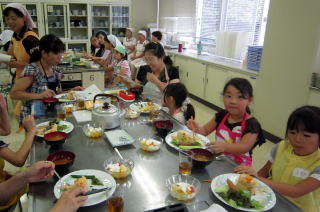 自分たちで作った料理の試食の様子の写真