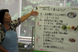 バランスのとれた食事を説明している様子の写真