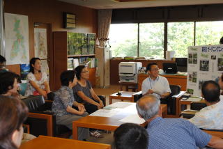 庭を愛でながら歓談する写真