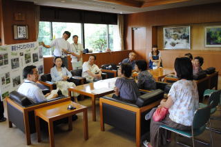 受賞者同士で語らいあう写真