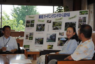 語り合う受賞者達の写真