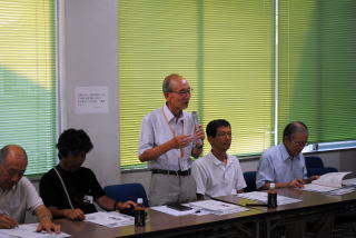 挨拶する江川館長