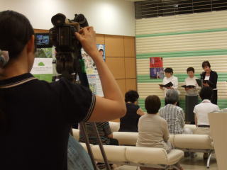 朗読劇をPRしている写真