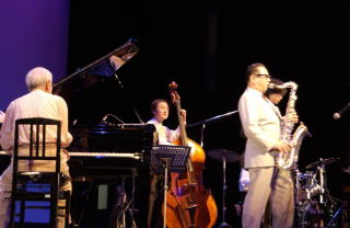 ジャズを演奏する奏者の写真