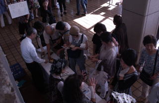 CDを買い求める観客の写真