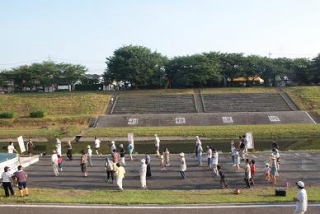 ラジオ体操をする人たちの写真