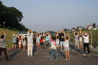 ラジオ体操をする人たちの写真