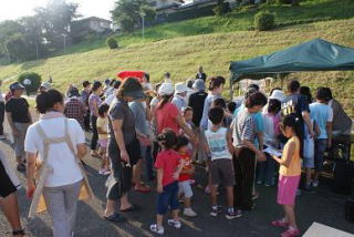 出席スタンプを押してもらう人たちの写真