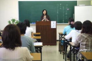 「ごほうび講座」3回目の講師、加藤千恵さんの写真