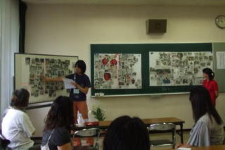 「ごほうび講座」5回目、写真新聞を分析している写真