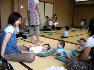 ほほ笑むお母さんの写真