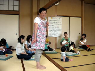 説明をする小野広江さんの写真