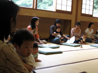 輪になってトークをするお母さん達の写真