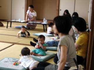 助産師さんとのフリートークをするお母さんたちの写真