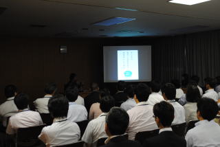 ポスターを例に解説している写真