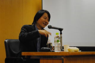 質疑に応じる澤本さんの写真