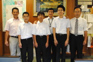 教育長室を訪れた皆さんの写真