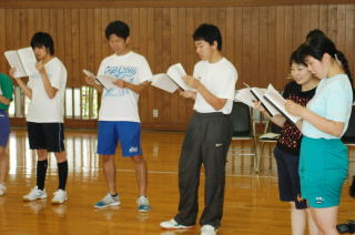 真剣なまなざしの生徒たち