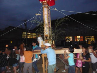 お祓いしたキリコを担ぐ写真